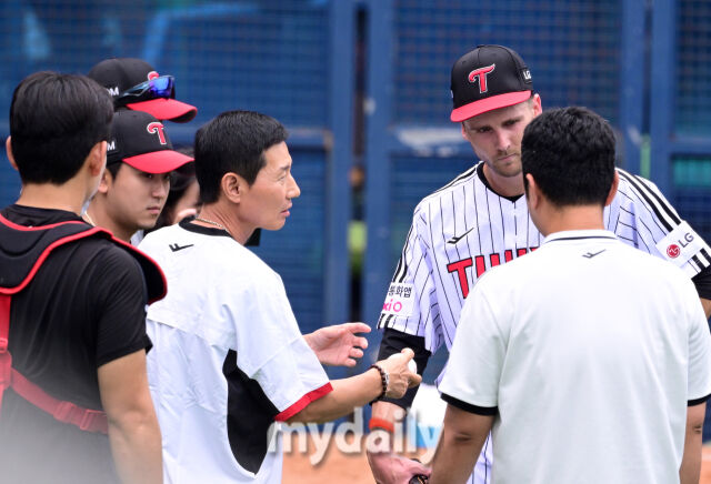 [MD포토] <b>염경엽 감독</b> '<b>톨허스트</b>에게 조언'
