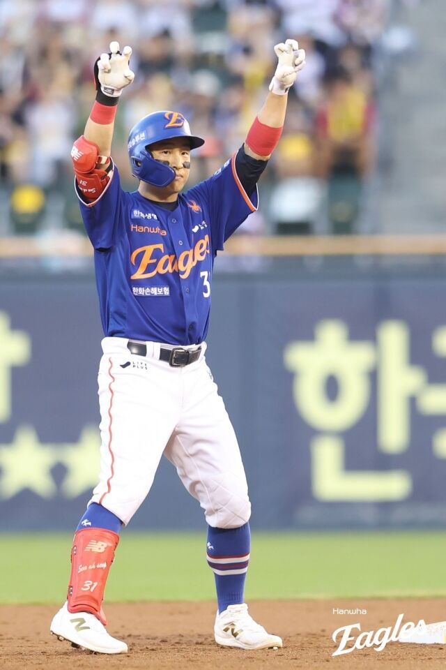 'LG 거기 서!' 3연패 탈출→2경기차 추격... 김경문 함박웃음 "빠른 적응...