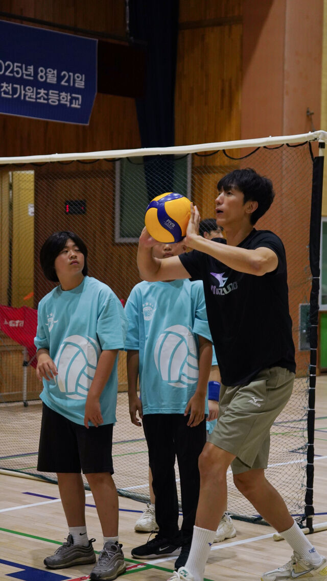 <b>대한항공</b>, 유소년 <b>배구</b> <b>꿈나무</b> <b>교실</b> 개최... 헤난 감독 "매일매일 <b>배구</b>...