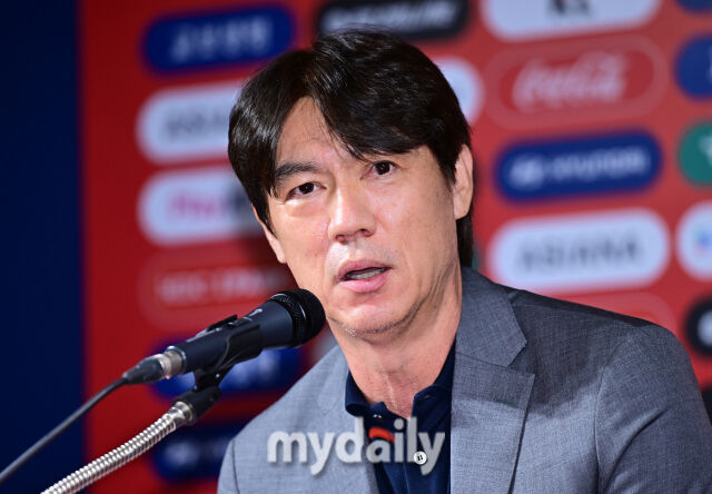 <b>손흥민</b> '완장' 내려놓나? 홍명보 감독, 대표팀 주장 교체 가능성 시사.....
