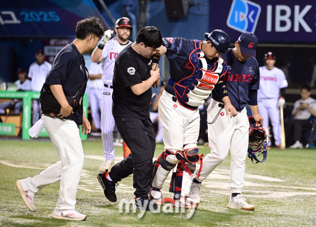 [MD포토] <b>유강남 파울 타구</b> 맞고 교체 '<b>롯데</b> 큰일이네'