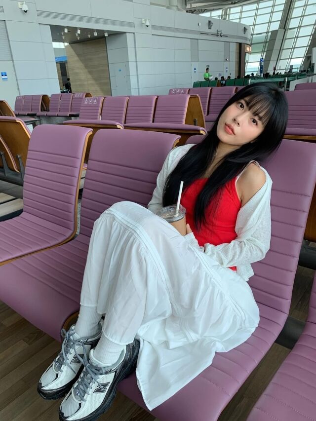 <b>민도희</b>, 어디에 발을… '무개념' <b>공항</b> 사진 <b>논란</b>
