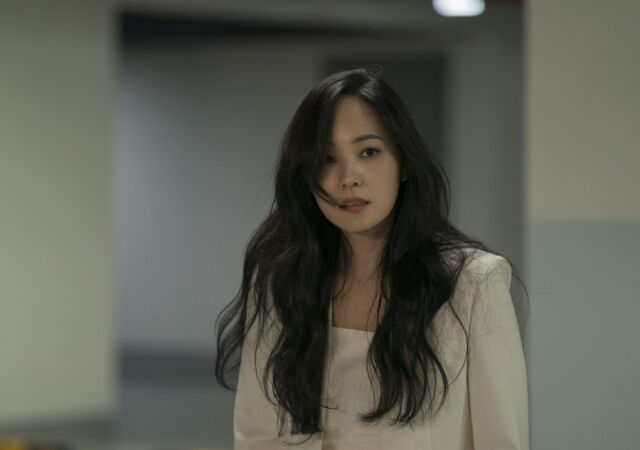 <b>유진</b>, 영부인 체면 버리고 <b>질주</b>…<b>맨발</b>+무릎까지 상처 [퍼스트레이디]