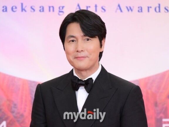 <b>정우성</b>, '<b>혼외자 논란</b>' 1년만 공식석상…부일영화상 참석 [공식]