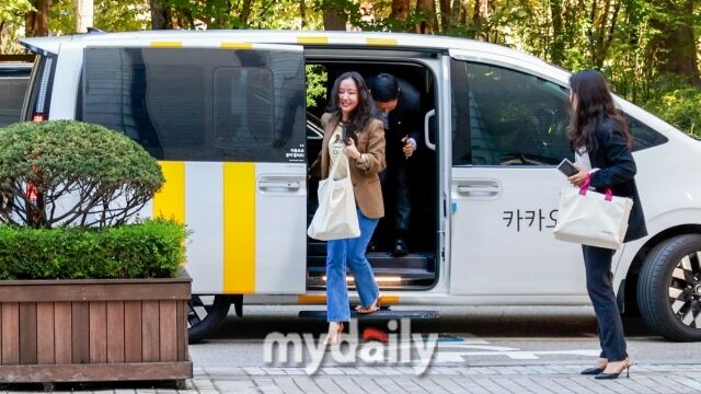 '<b>하이브</b>와 <b>분쟁</b>' <b>민희진</b>, 멘털 관리 대단해...미소 보이며 법원으로
