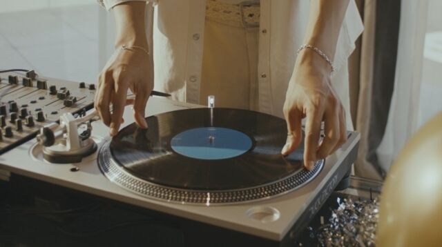 <b>임영웅</b>, DJ로 변신했다…작사 참여 '<b>얼씨구</b>' MV 티저 공개