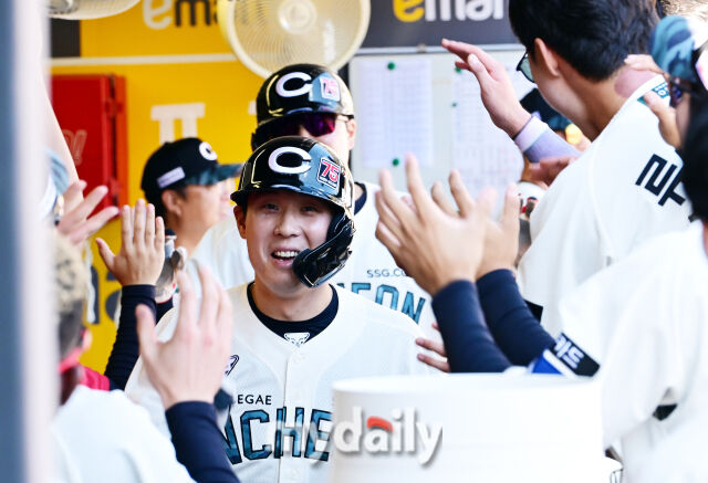 [MD포토] 싱글벙글 <b>김성욱</b> '역전 <b>투런포</b>'