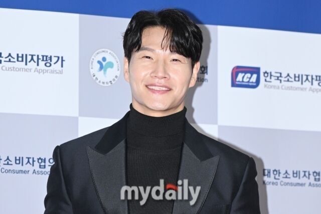 <b>김종국</b>, <b>결혼식</b>서 '셀프 축가' 열창…멤버들 "여태껏 본 축가 중 최고" ...