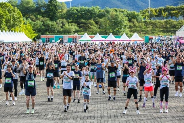 '2025 한돈런' 참가자들이 치어리더와 함께 출발 전 준비운동을 하고 있다. /한돈자조금관리위원회