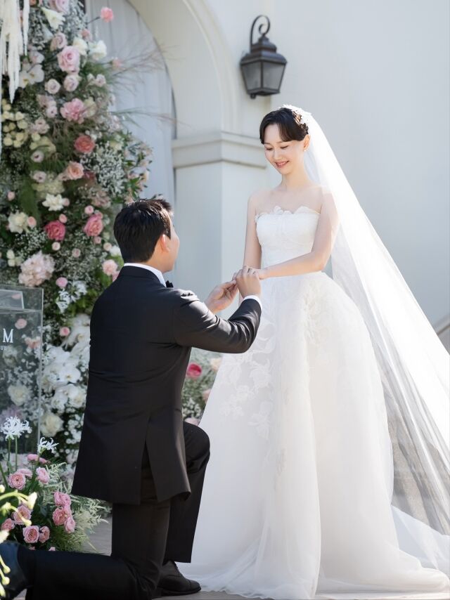 "남편·아기와 소중한 추억"…<b>이유영</b>, 그림 같은 <b>결혼식</b> 사진 공개 [MD...