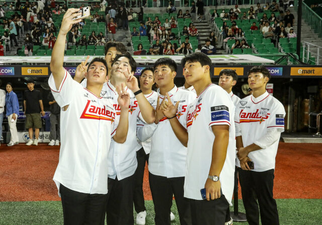 '1R 파이어볼러' <b>김민준 2억 7000만원</b>... SSG 신인 10명 전원과 <b>계약</b> 완료