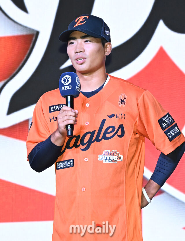 '3순위 파격 지명' <b>오재원</b>, 2.7억에 <b>한화</b>와 <b>계약</b> 체결…<b>한화</b> 신인 10명 계...