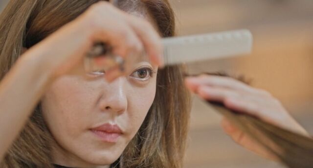 '<b>미용사 합격</b>' <b>이지현</b> "첫 고객=축구 국가대표 남사친"…시술 과정 공개...
