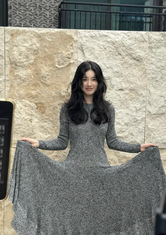 Suzy's charm changes depending on her outfit