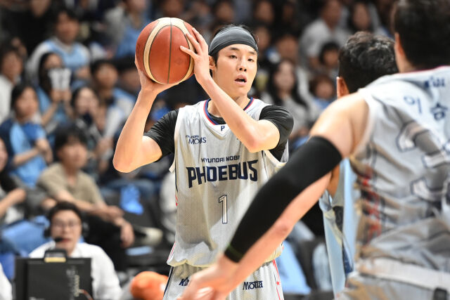 '<b>정준원</b> 22득점' <b>현대모비스</b>, SK에 혈투 끝 78-75 승리…SK 4연패 늪 [MD잠...