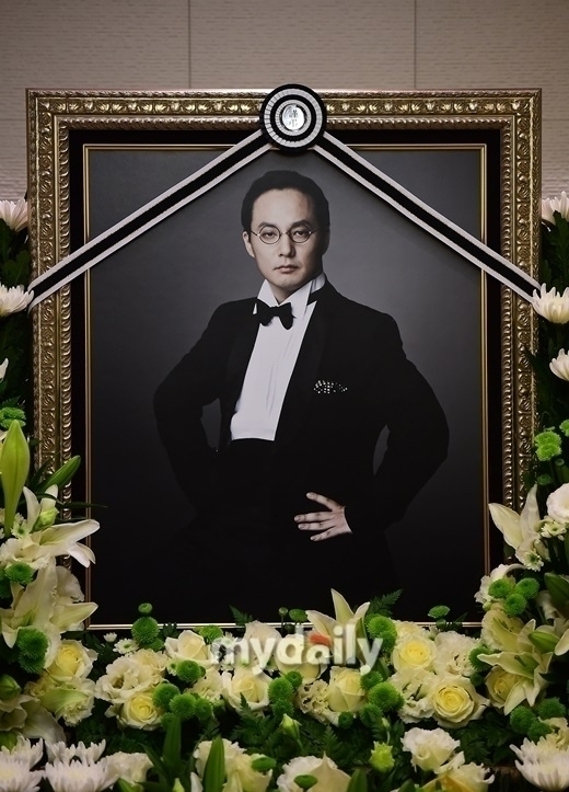 <b>홍경민</b>, <b>신해철</b> 11주기 앞두고 묘소 방문…"장례식 못 가 미안해"