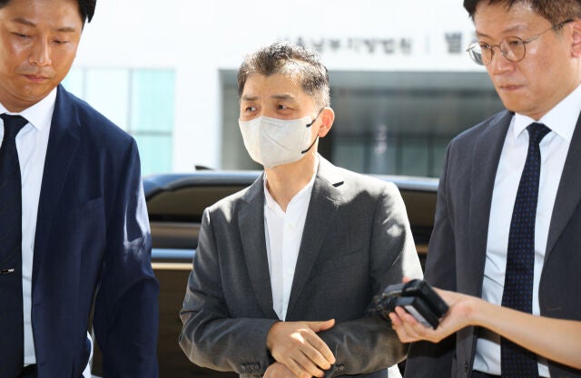 SM 엔터테인먼트 인수 과정에서 시세조종을 지시·공모한 혐의로 재판에 넘겨진 카카오 창업자 김범수(가운데) 미래이니셔티브센터장이 29일 오후 서울 양천구 서울남부지방법원에서 열린 