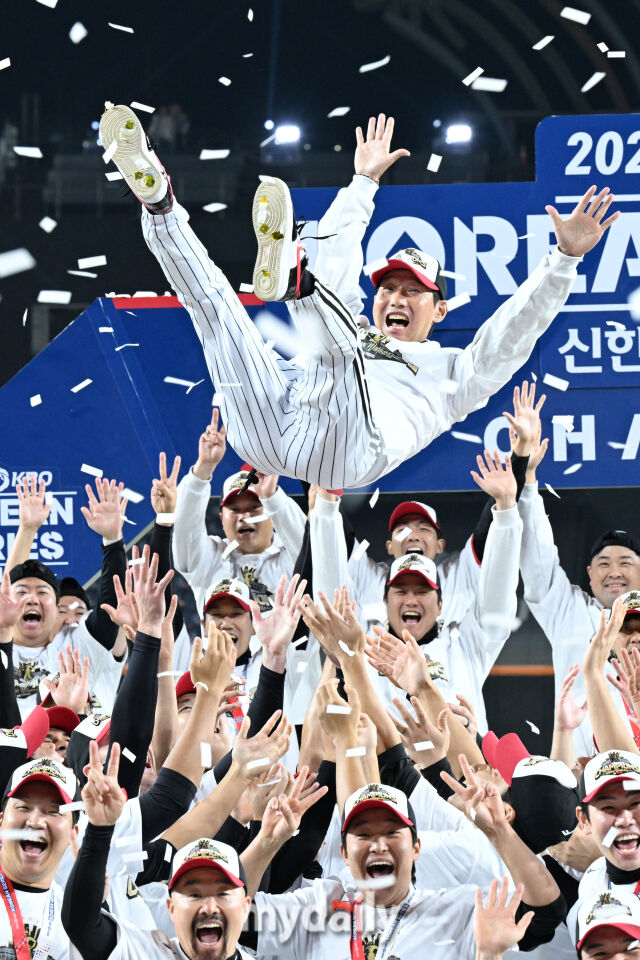 “(<b>LG</b>가)재계약 확답, 금액은 말씀한 게 없어서…” 염갈량 KBO 감독 최초...