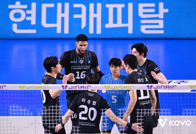 천안에 울려 퍼진 신호진, 17점 활약 빛났다...<b>현대캐피탈</b>, 우리카드 3-...