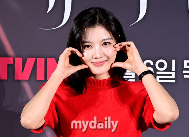 <b>김유정</b>, 국민여동생의 대담한 변신…'토미에'급 팜므파탈 터졌다 [MD픽]