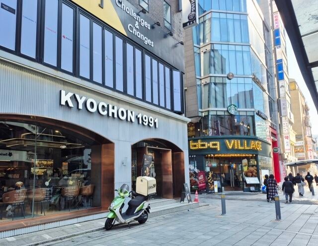 서울 종로 거리에 교촌치킨과 BBQ 매장이 나란히 자리하고 있다. /방금숙 기자