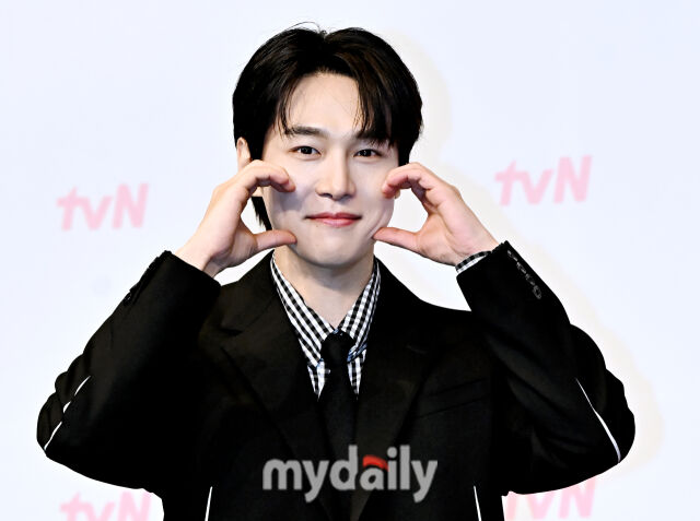 <b>강유석</b>, 변우석과 차기작 이어 기쁜 소식…"첫 <b>팬미팅</b> 개최"