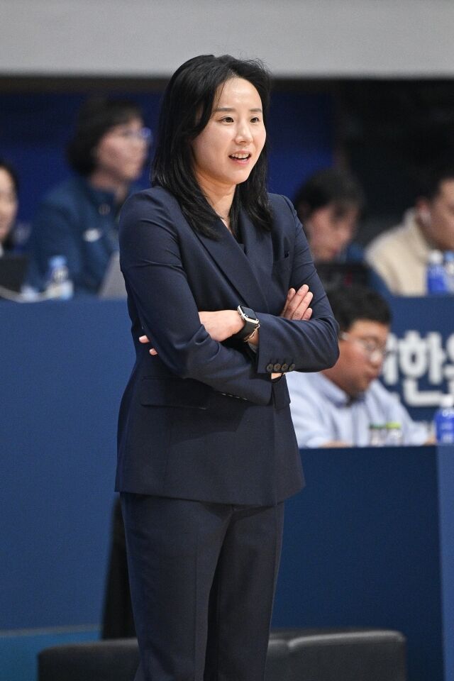 <b>최윤아 감독 데뷔 첫 승</b>, 신한은행 홍유순 앞세워 하나은행 완파, 3점슛...