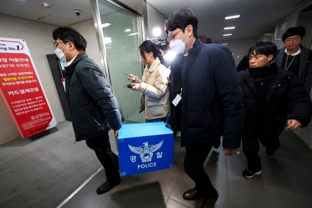 경찰이 대규모 개인정보 유출 사태를 빚은 쿠팡을 상대로 강제수사에 나선 9일 오후 서울 송파구 쿠팡 본사 사무실에서 압수수색을 마친 경찰들이 압수품을 차량으로 옮기고 있다. /뉴시