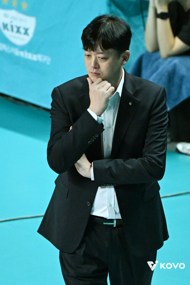"고비를 넘었더라면..." 희비 가른 '1세트' 듀스 승부, 사령탑도 <b>아쉬움</b>...