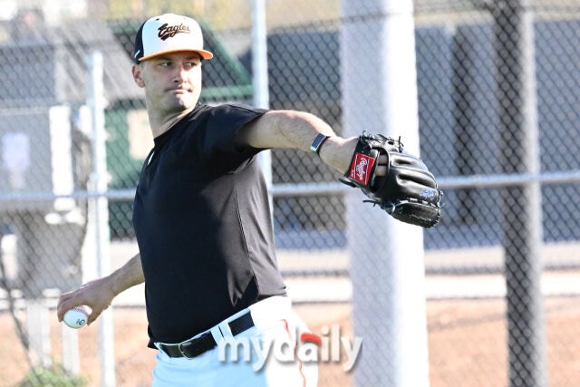 2⅔이닝 방출→"쓰레기 나라에서 잘 지내" 韓 비하한 전 한화 투수가 고우석 경쟁자라니…조건도 훨씬 좋아