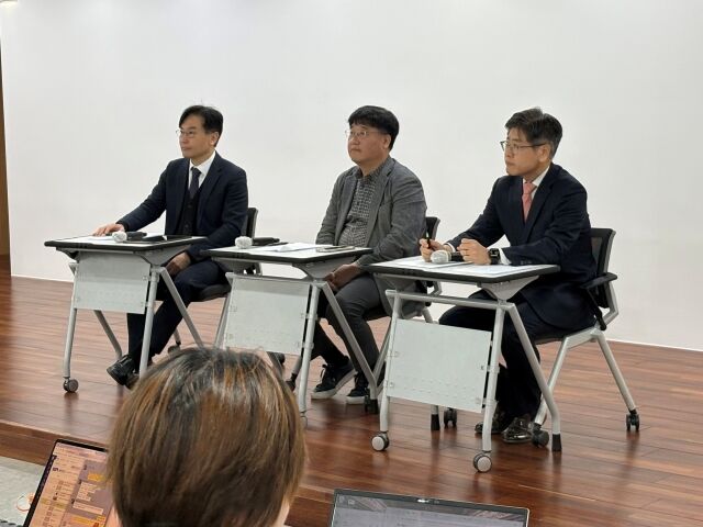 (왼쪽부터) 김원 김앤장 법률사무소 변호사, 황성기 한양대 법학전문대학원 교수, 황정훈 법무법인 율촌 변호사. /박성규 기자
