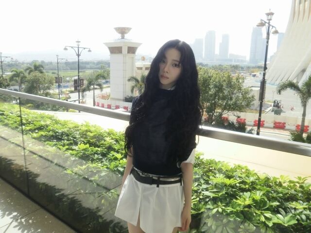 可愛くて完璧になる美貌のカリナ様です