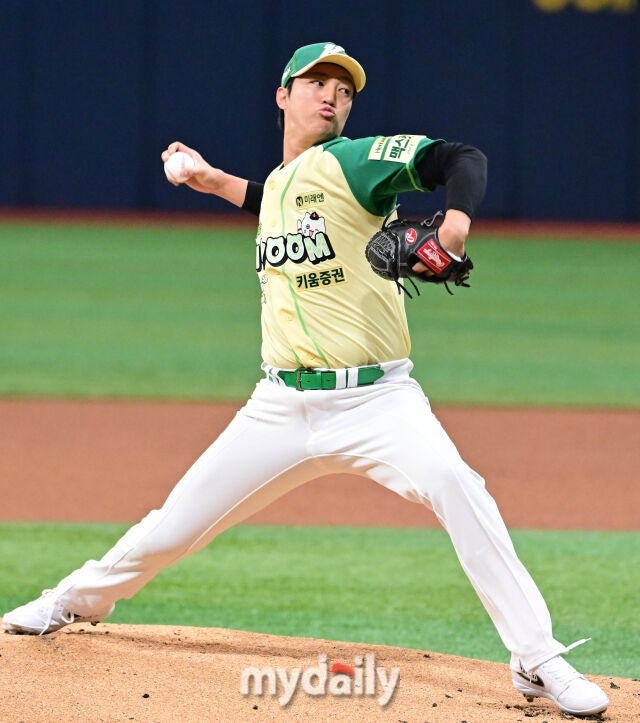 ‘160km’ 안우진 충격의 955일만의 복귀전…1이닝 1K 무실점, KBO 최고 에이스의 화려한 귀환[MD고척]