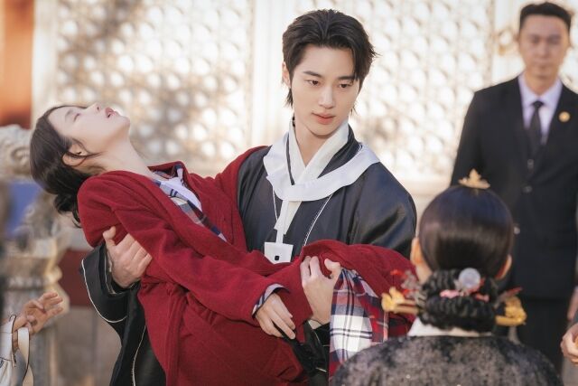 변우석, ♥ 아이유 '공주님 안기' 시전…궁에서 무슨 일이 [21세기 대군부...