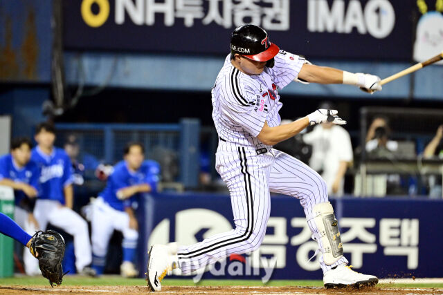 [MD포토] <b>대타</b> <b>이재원</b> '아쉬운 헛스윙 <b>삼진</b>'