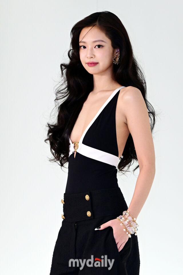 BLACKPINK Jennie香奈兒首爾秀深V造型再掀話題