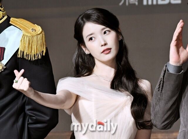 “잠실 시위대에 빵·커피 사내라” 아이유 SNS에 선결제 요구 쇄도…‘...