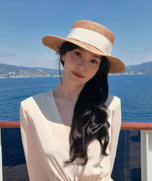 송혜교, 밀짚모자 쓴 여신…크루즈 위 럭셔리 일상 [MD★스타]
