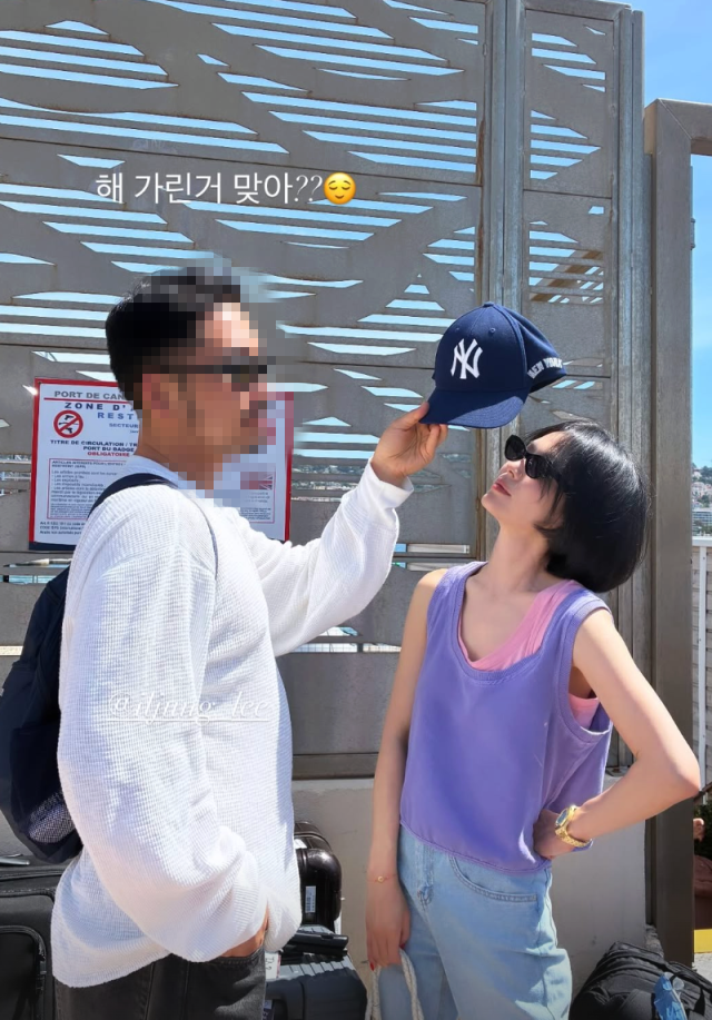 송혜교, 프랑스서 남사친과 다정한 투샷 공개…"해 가린 거 맞아?"