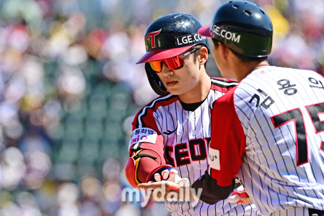 '불펜데이'로도 승리 <b>LG</b>, 시즌 <b>40승 선착</b> 롯데 상대 전날 5-16 대패 설욕...