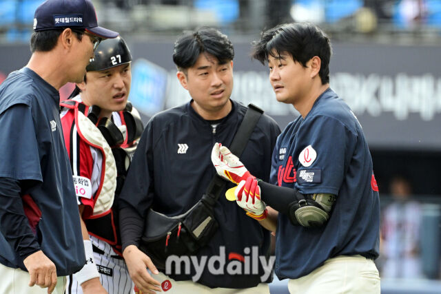 [MD포토] 임찬규에게 <b>사구</b> 맞은 손호영