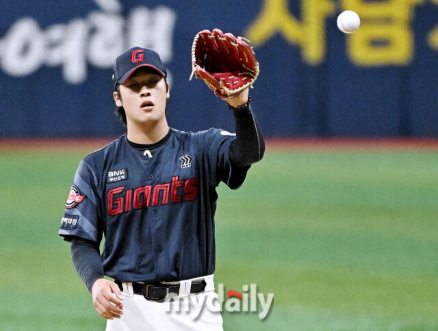 [MD포토] <b>이민석</b>, '떨리는 선발'