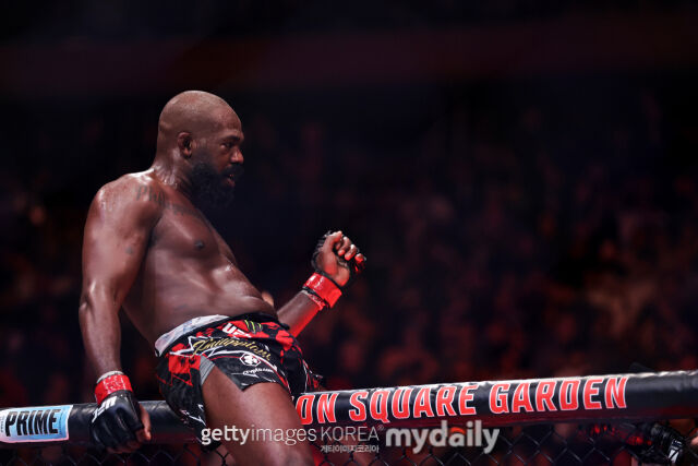 "내가 MMA 역대 최고 <b>GOAT</b>다!"→UFC 두 체급 석권한 존 존스의 무한 자신...