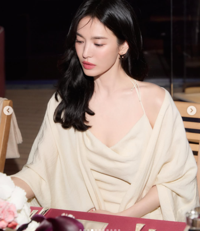 송혜교, '억' 소리 나는 등 노출…"얼마나 더 예뻐질지 감도 안 옴"