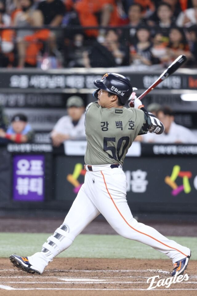 '이걸 걷어 올려?' 한화 강백호, 몬스터월 점령하는 추격의 솔로 홈런 폭발…한화 1-2 추격 개시 [MD대전]