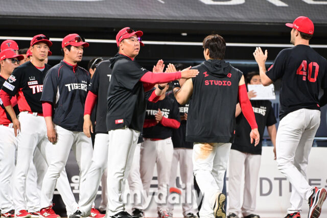 [MD포토] 11-5 역전승 기아 이범호 감독 '모두 수고했어'