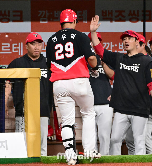 [MD포토] 변우혁 '<b>고척</b>돔 담장 넘기고 왔어요'