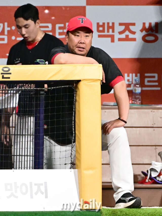 [MD포토] 이범호 감독 '오늘 야구는 쉽네요'