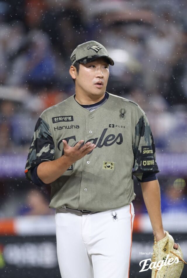 '와' 33살에 이런 날 올 줄 누가 알았나…작년 1군 0경기→한화 마무리 변신, 636일 만에 승리투수 타이틀 품다