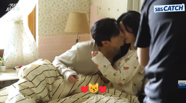 허남준<b>임지연</b>, '쪽쪽' 침대 키스신…"도현아, 잠깐 눈 감아!" 팬들이 ...